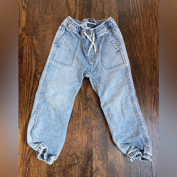 Size 5 Like New Condition Gap jeans - Picture 3 of 4